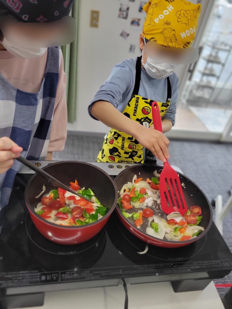 フライパンで焼く子どもたち