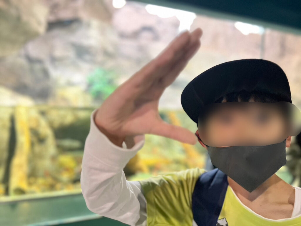 水族館で説明する子ども