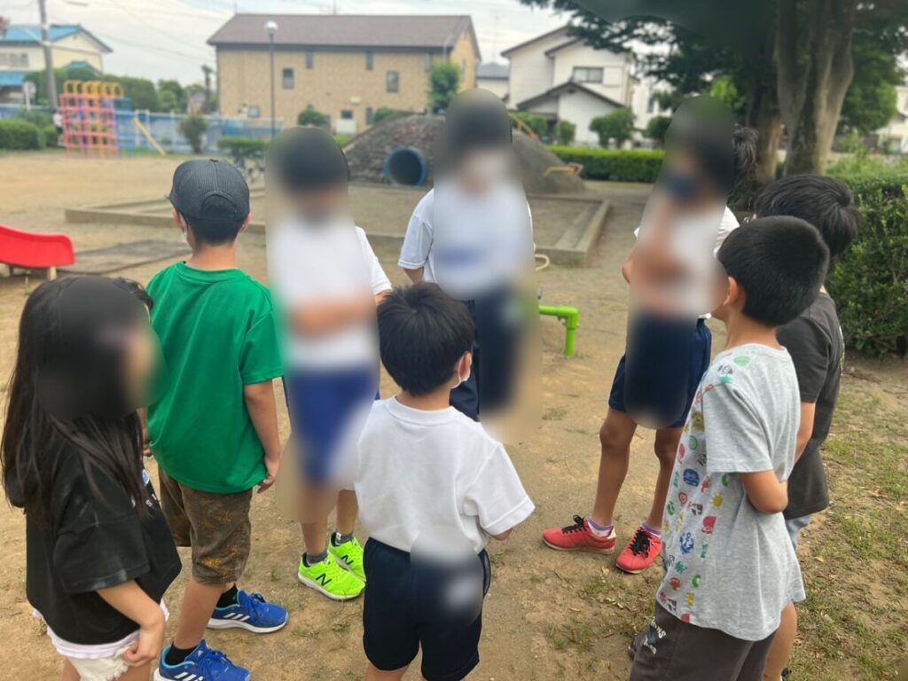 話し合いをする子どもたち