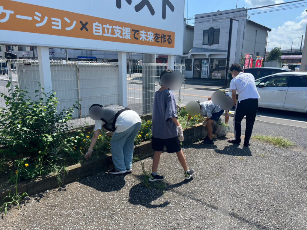 草むしり中