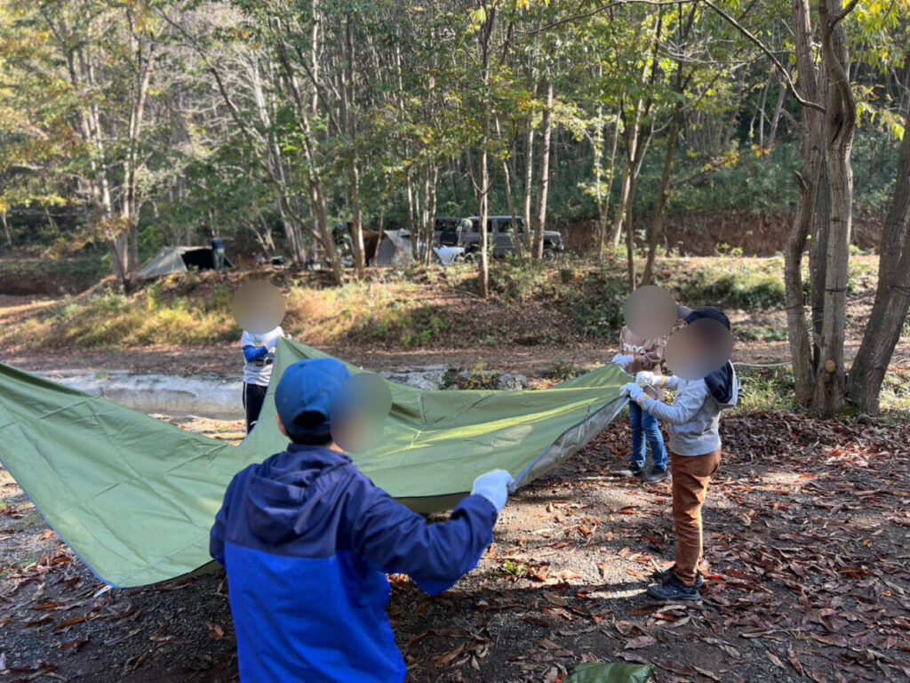 屋根を広げる子どもたち