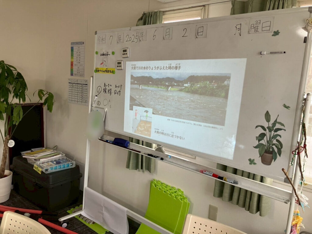 増水する川の様子