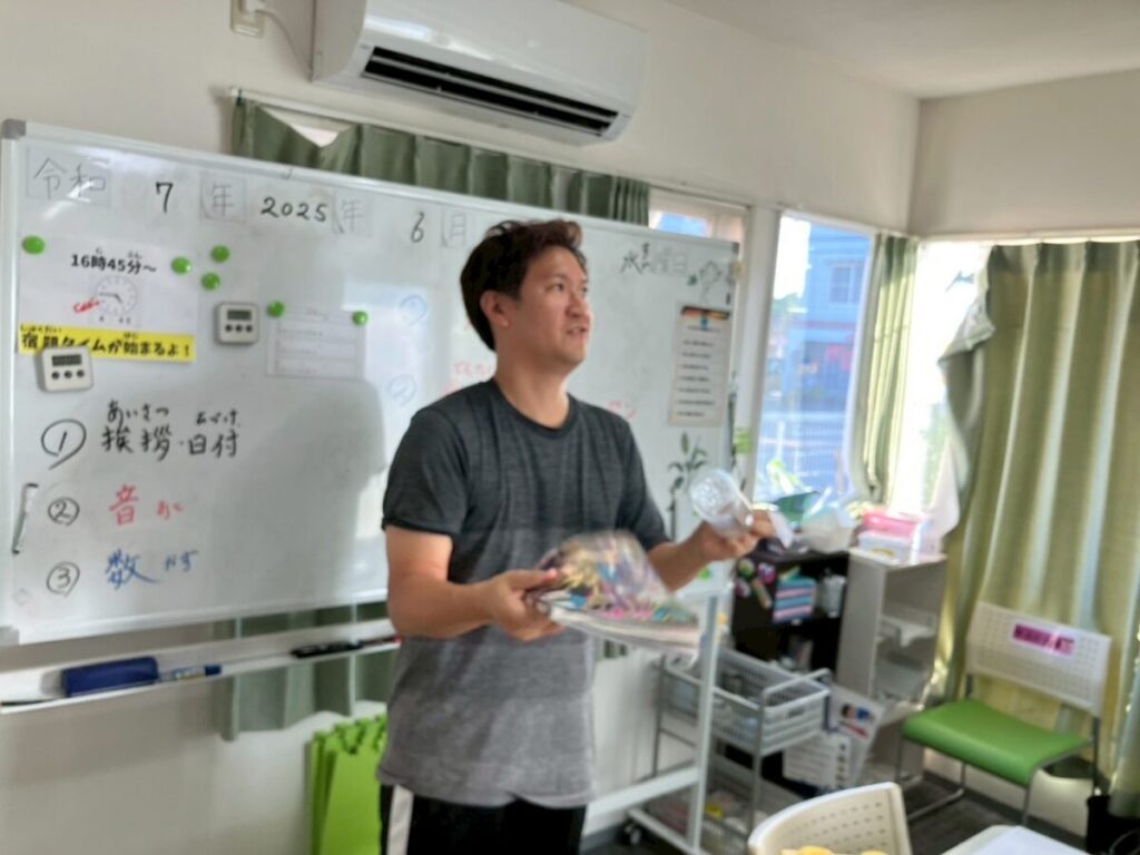 漫画とペットボトルを叩く音